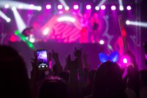 Menschensilhouetten mit beleuchteter Bühne, Musikfestival in Peking, China — Stockfoto