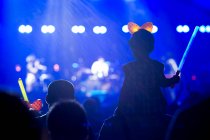 Persone sagome con palco illuminato, festival di musica a Pechino, Cina — Foto stock