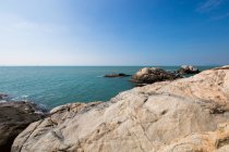 Paysage marin ensoleillé avec des rochers à Sanya, Chine — Photo de stock