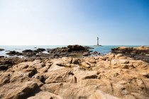 Costa rochosa com farol no mar, Sanya, China — Fotografia de Stock