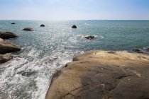 Paesaggio marino soleggiato con rocce a Sanya, Cina — Foto stock