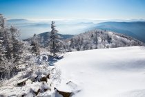 Área plana nevada na paisagem montanhosa, China — Fotografia de Stock
