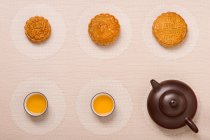 Mooncakes chineses tradicionais e panela de chá — Fotografia de Stock