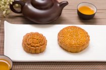 Традиційний китайський місячний торт і чайний набір. — стокове фото