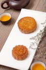 Mooncakes chineses tradicionais e conjunto de chá — Fotografia de Stock