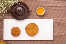 Mooncakes chinois traditionnels et ensemble de thé — Photo de stock