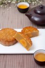 Mooncakes chineses tradicionais e panela de chá — Fotografia de Stock