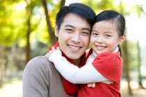 Cinese padre e figlia godendo di un parco in autunno — Foto stock
