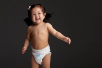 Plan studio d'une heureuse petite fille chinoise — Photo de stock