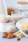Горіхи, яйця та молочні продукти в керамічних стравах — стокове фото