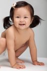 Estudio de una niña china feliz - foto de stock