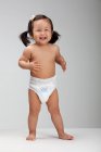 Studio shot di una felice bambina cinese — Foto stock