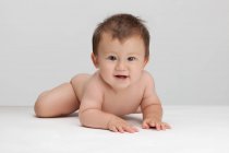 Plan studio d'un bébé chinois souriant — Photo de stock