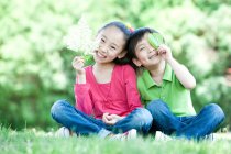 Jeune fille chinoise et garçon assis ensemble — Photo de stock