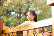 Menina chinesa jogando no parque infantil brinquedo ponte — Fotografia de Stock