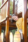 Menina chinesa jogando em brinquedos de playground — Fotografia de Stock