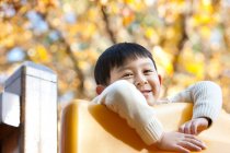 Китайский мальчик играет на горке — стоковое фото