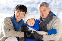 Три поколения китайцев веселятся в снегу — стоковое фото