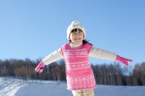 Nettes kleines chinesisches Mädchen im Winter — Stockfoto