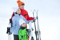 Китайська сім'я їде на лижах. — стокове фото