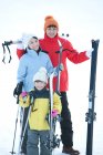 Chinesische Familie fährt Ski — Stockfoto