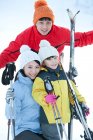Familia china va a esquiar - foto de stock