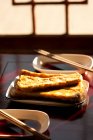 Китайский традиционный десерт, сладкие торты с палочками на столе — стоковое фото