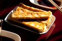 Dessert traditionnel chinois, gâteaux sucrés avec baguettes sur la table — Photo de stock