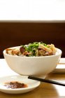 Traditionelles chinesisches Essen, Schafssuppe mit Kräutern in Schüssel — Stockfoto