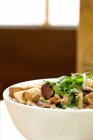 Китайська традиційна їжа, суп овець з травами в чаші. — стокове фото