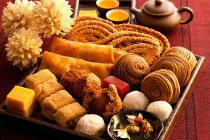 Différents types de pâtisseries et de bonbons traditionnels chinois — Photo de stock