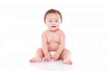 Зйомки гарного китайського малюка сидять на підлозі. — стокове фото