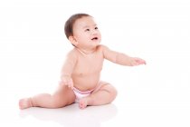 Studioaufnahme eines niedlichen chinesischen Babys, das auf dem Boden sitzt — Stockfoto