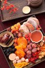 Varias frutas conservadas tradicionales chinas servidas con mermelada - foto de stock