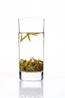 Vidro de chá chinês Longjing isolado no fundo branco — Fotografia de Stock