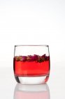 Склянка трояндового чаю ізольовано на білому фоні — стокове фото