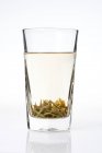 Vidro de chá chinês Longjing isolado no fundo branco — Fotografia de Stock