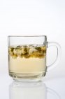 Чашка чаю жасмину ізольована на білому фоні — стокове фото