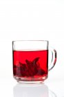 Tasse de thé rose isolé sur fond blanc — Photo de stock