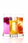 Tisana tradizionale cinese in tre bicchieri isolati su sfondo bianco — Foto stock
