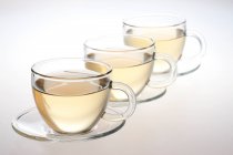 Glas-Teetassen mit Tee isoliert auf weißem Hintergrund — Stockfoto
