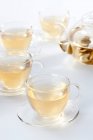 Скляний чайний набір з горщиком і чаєм в чашках ізольовані на білому фоні — стокове фото