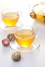 Ensemble de thé en verre avec pot et thé dans des tasses isolées sur fond blanc — Photo de stock