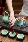 Plan recadré de femme effectuant cérémonie du thé — Photo de stock