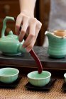 Plan recadré de femme effectuant cérémonie du thé — Photo de stock