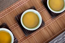 Tazze di tè cinese su tappetino di bambù, vista dall'alto — Foto stock