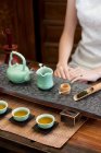 Ritagliato colpo di donna che esegue cerimonia del tè — Foto stock