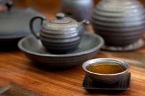 Chinese teapot and tea cup on wooden table — Stock Photo