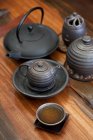 Set de thé chinois traditionnel en céramique avec thé dans une tasse — Photo de stock