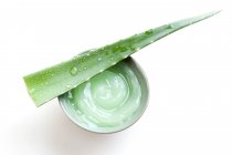 Aloe vera gel and fresh aloe leaf — Stock Photo